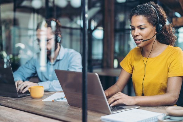 Profesionales del call center trabajando codo con codo en la oficina